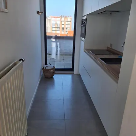 Zonnig Vernieuwd Penthouse Dicht Bij Het